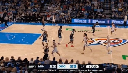 星空体育-很沮丧！传球给兰德尔被切掉 李凯尔回防过程中甩手摇头