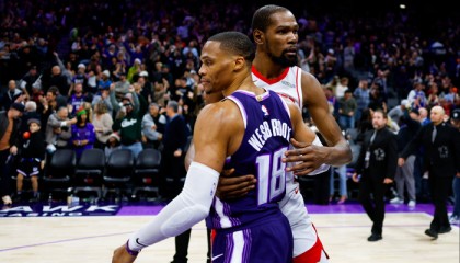 星空体育官网入口-近2战末节只得2分！艾顿为何又变软了？难怪詹姆斯开始要球权了|湖人|里夫斯|东契奇|雷迪克|菲尼克斯太阳队_新浪体育_新浪新闻