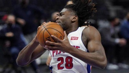 星空体育官网-硬气！斯图尔特：詹姆斯就是故意的 我会专注篮球